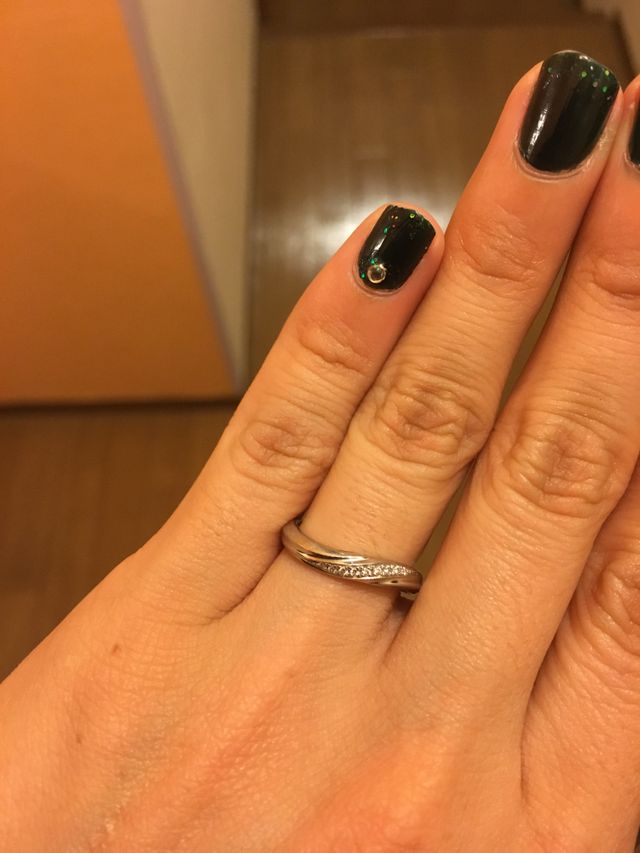 波のようなデザインで、メレダイヤが入っているものにしました。