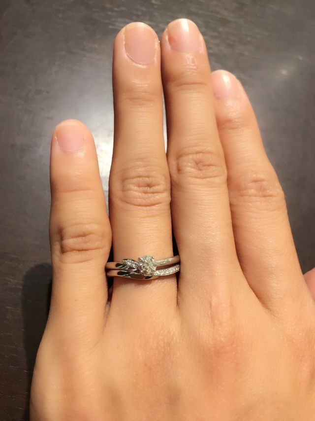 重ねづけしている下の指輪がせせらぎです。
