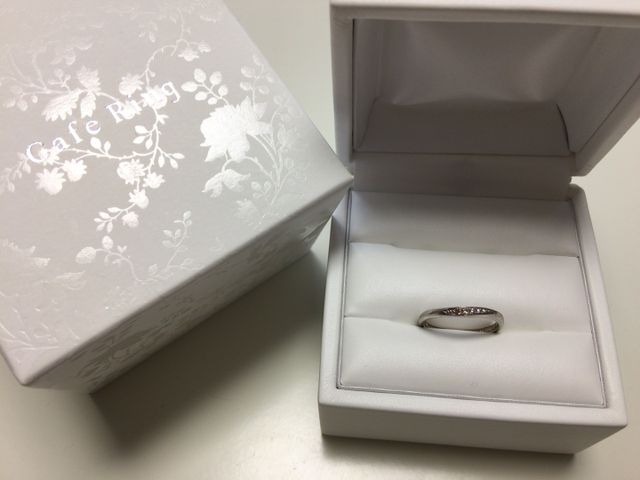 シンプルで可愛いホワイトのケースです