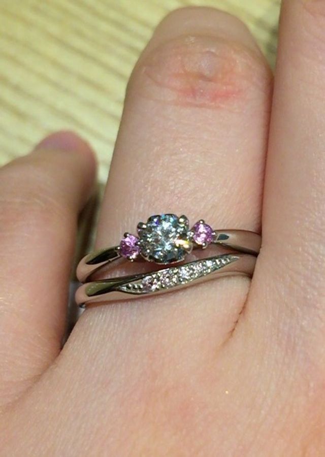 下のリングが結婚指輪（ローブ ドゥ マリエ）、上はアンジェ