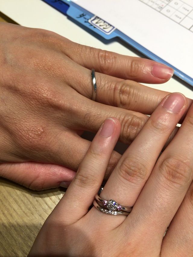 お揃いのメンズはシンプルな細身のデザイン