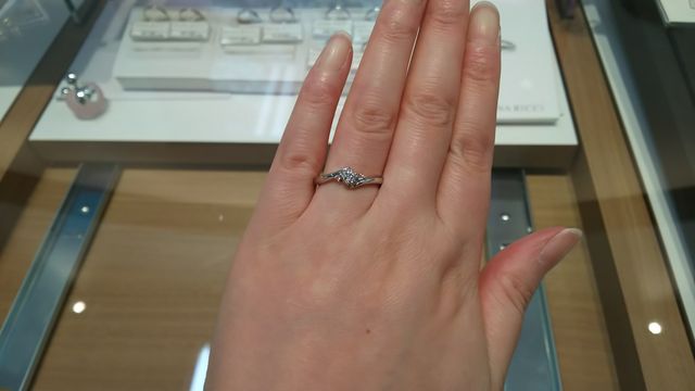 石は小さめですが存在感があります