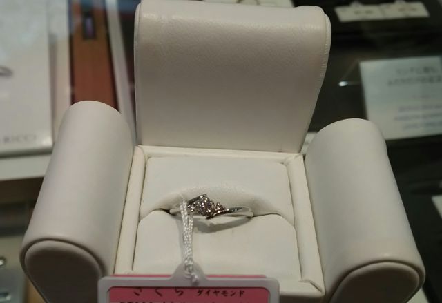 サイドのメレダイヤが可愛らしい