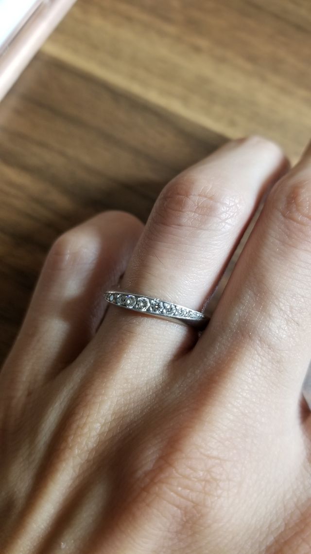 指にはめるとこんな感じで、ダイヤのキラキラが目立ちます。