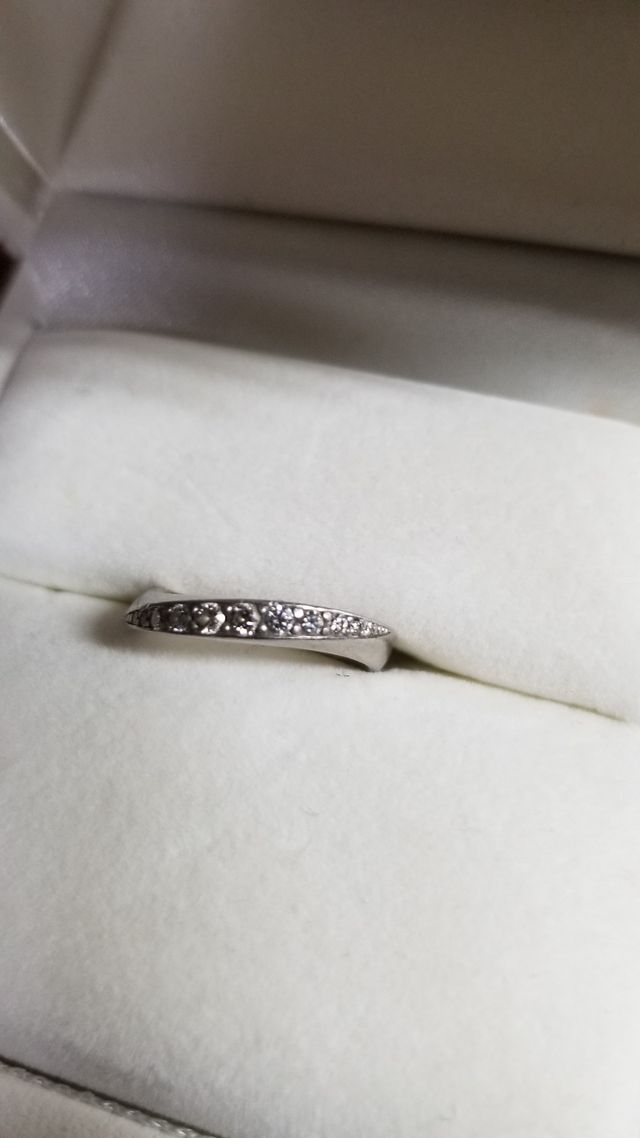 ダイヤがたくさん並んでいる指輪です。