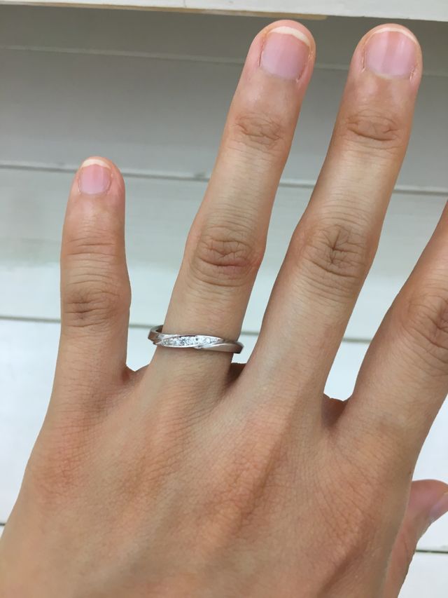 真ん中にダイヤモンドが入ったウェーブ型の指輪です。