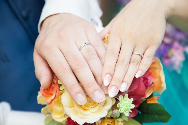 二人で探したお気に入りの指輪で結婚式にて撮りました。