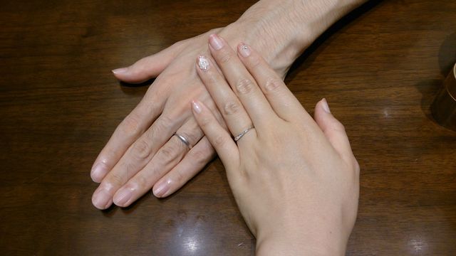小指側のメレダイヤの位置に、男性用は艶消し加工です。