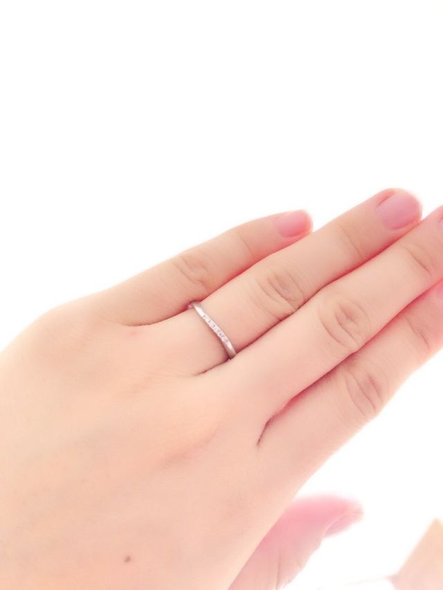 カーブ型の細いタイプ。ダイヤが5個埋め込まれている。