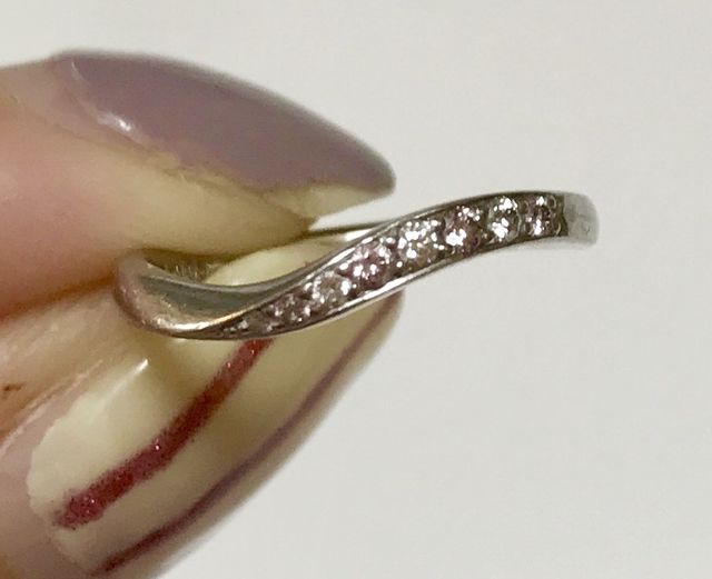 ピンクダイヤ、ホワイトダイヤを交互に計8個並んでいます。