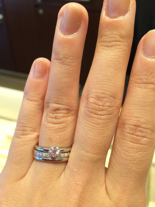 婚約指輪との重ねづけです。