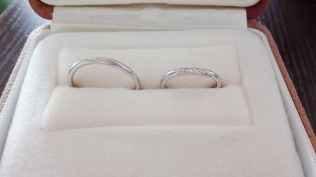 結婚指輪　左が新郎、右が新婦