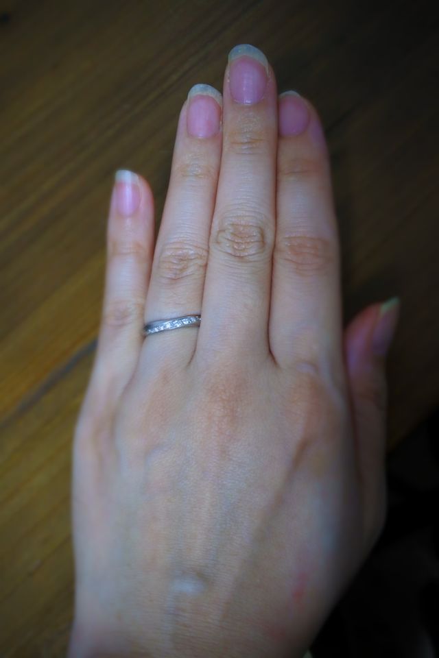 らせん状のリング中央にダイヤが入っています