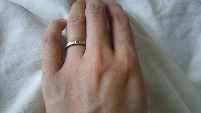 細かいデザインで縁取りのミル打ちも綺麗なプラチナ製
