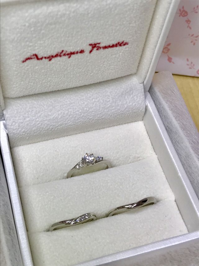 婚約指輪と重ね付け出来るデザインです