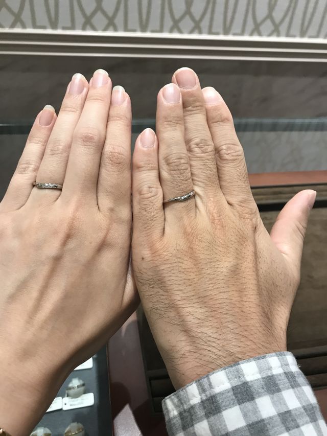 V字で女性用は右側にダイヤモンドが入っています