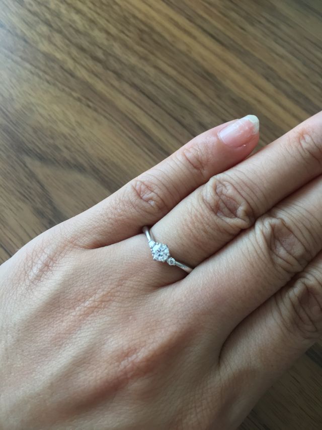 左薬指にはめて