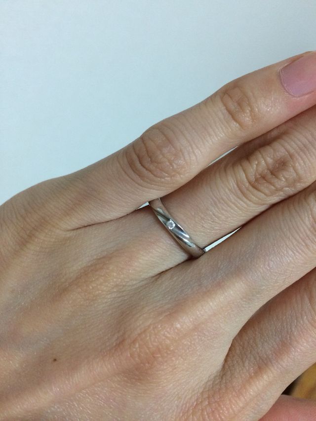 小さいダイヤがついているシンプルなデザインです。