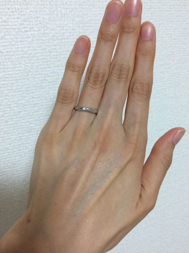 細い指輪なので、指が綺麗に見えると思います。