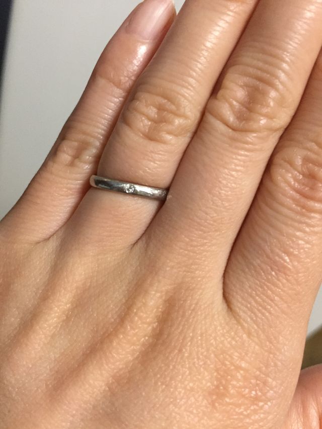 女性用の方には小さなダイヤ入り。