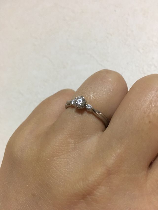 真ん中にダイヤ、両隣にメレダイヤ、リングにもデザイン