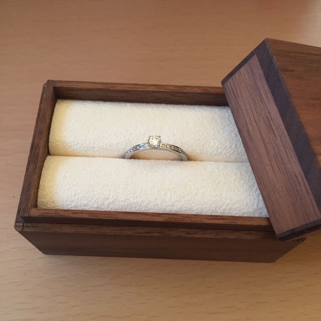 婚約指輪が箱に入った状態です。