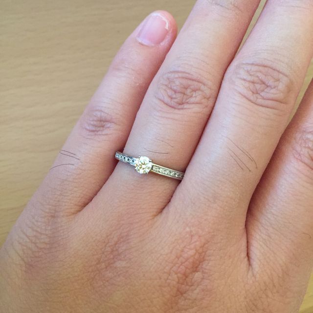 指輪をはめた状態です。（左手ですみません）