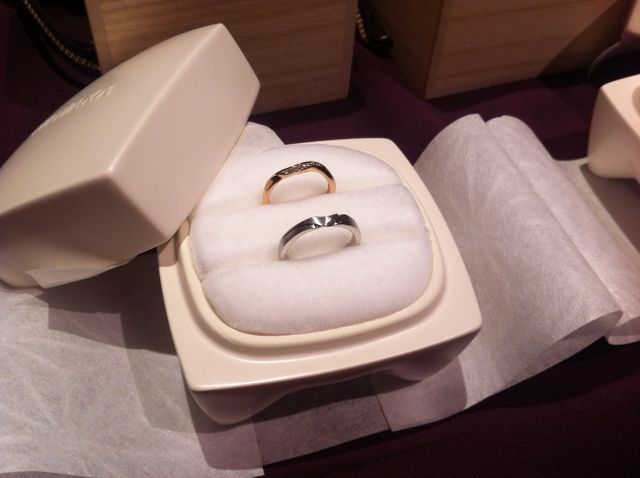 私はピンクゴールド、彼はプラチナにしました。