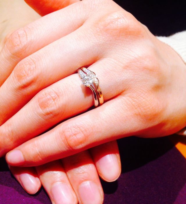 婚約指輪（プラチナ）との重ね付けです。