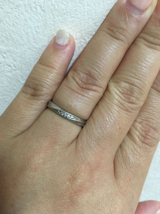 小さなダイヤが5つ入った、ひねりのあるデザイン