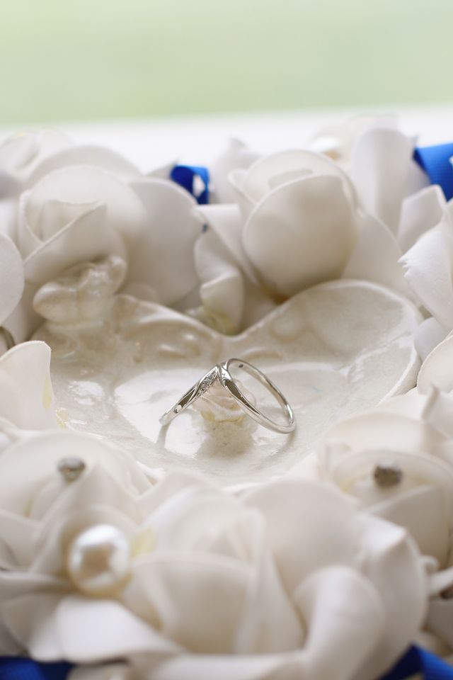 結婚式前にリングピローと一緒に撮影していただきました。