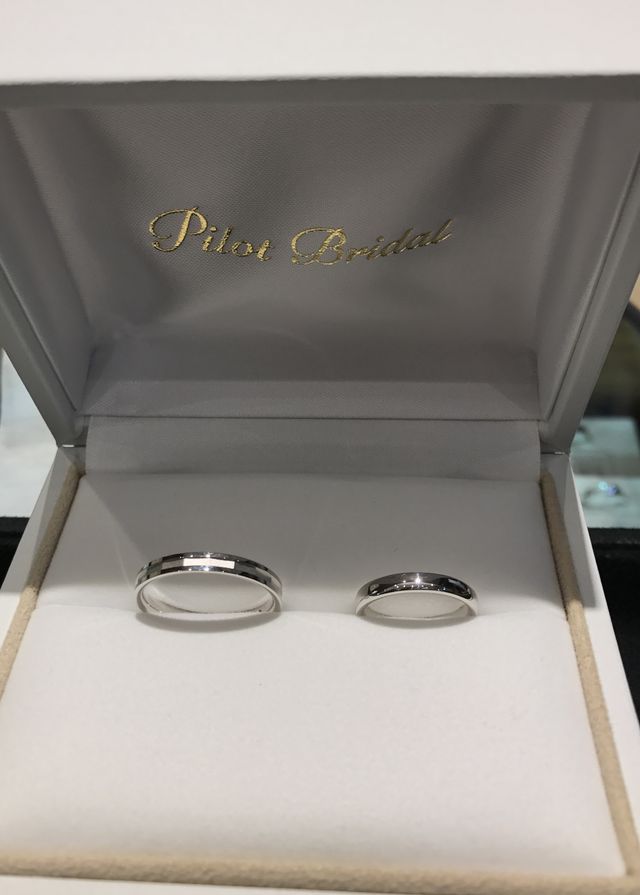 左の指輪がパイロットブライダルの結婚指輪
