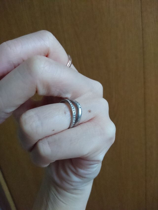 結婚指輪が緩いV字です。その上に重ね付けしてます。