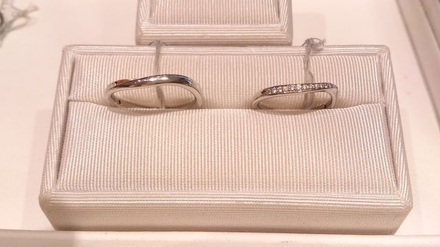 ゆるくウェーブしています。