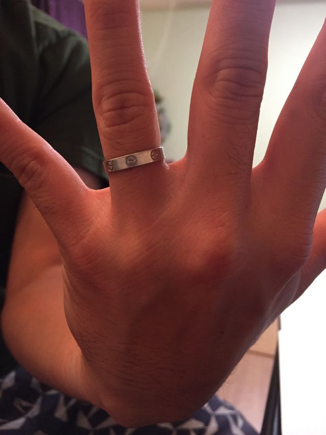 カルティエのLOVEウエディングリング（プラチナ）です。