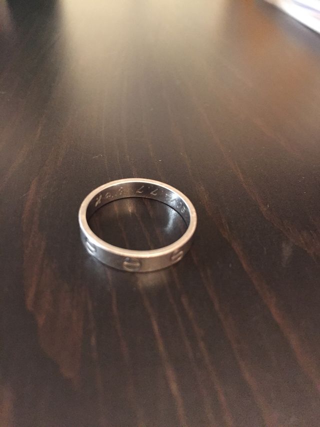 カルティエのLOVEウエディングリング（プラチナ）です。