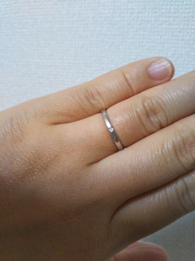 素材はプラチナで、センターにダイヤが入っています。