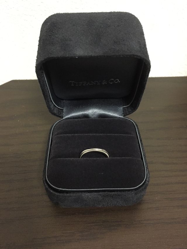 紺色の箱に入っているので輝きが強調されます。