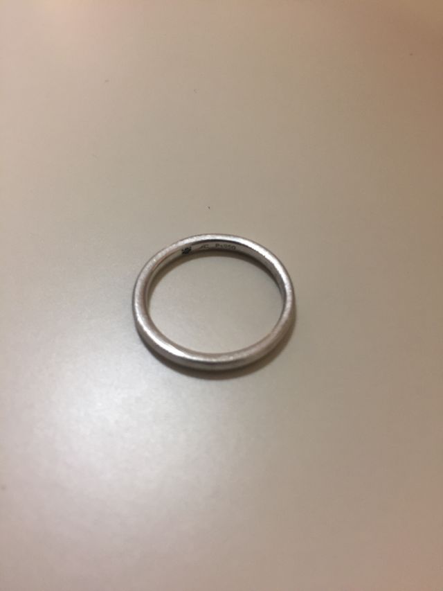 内側に、誕生石が入っています。