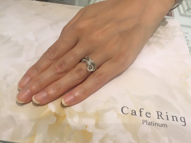 重ねると大きなリボンモチーフになるデザインです。