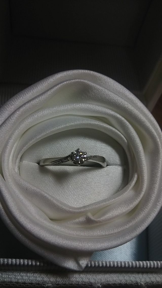 中心にダイヤ、左右には小さいダイヤがちりばめられています。