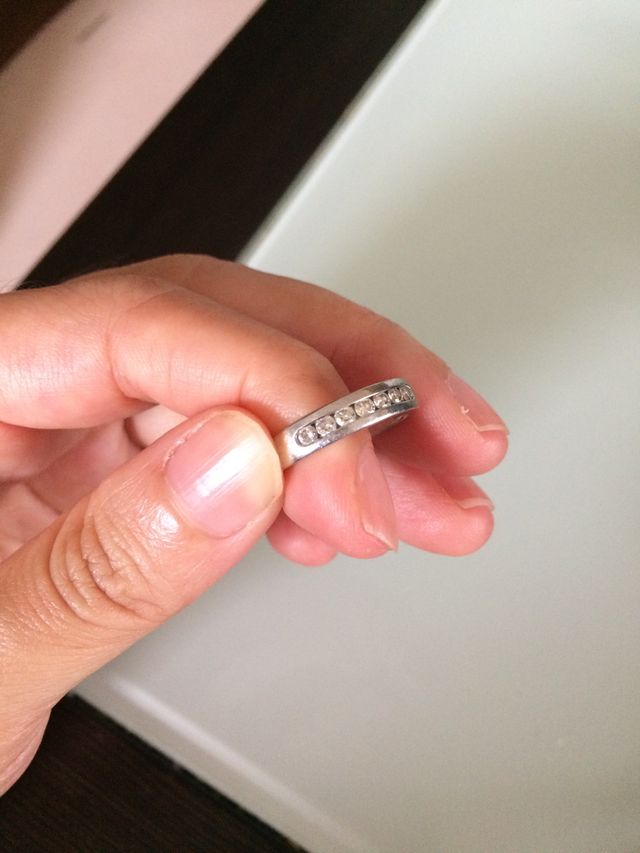 光にあてるとより一層輝きます