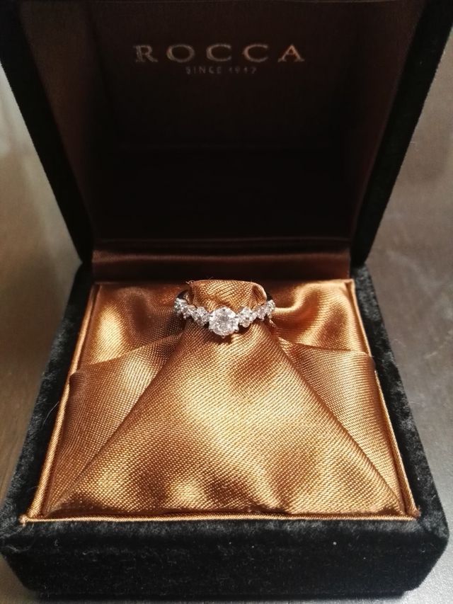 中央にあるダイヤモンドが綺麗に光ります。