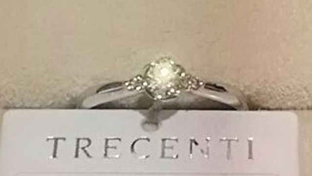 花モチーフの婚約指輪