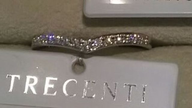 メレダイヤがふんだんに使われた結婚指輪