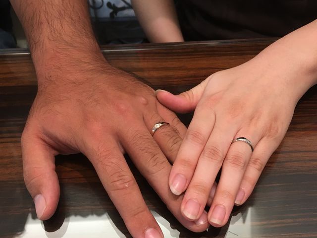 2人で指輪を着けた写真です