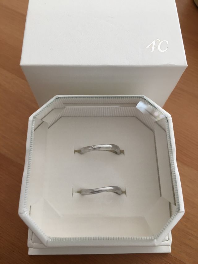 シンプルなデザインの結婚指輪です！