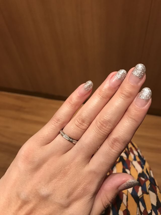 裏には2人のイニシャルと結婚記念日を掘ってもらいました。