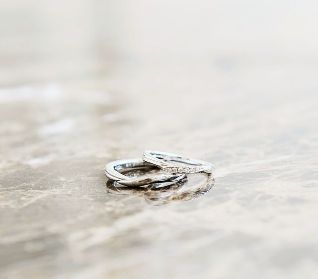 流れるようなVラインで、指を綺麗に見せてくれます。