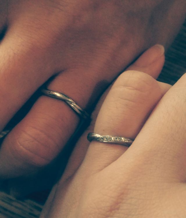 女性ものは小粒のダイヤモンドが6つ付いています。